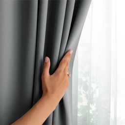 Zasłona zaciemniająca blackout RESTILO srebrna 140 x 245 cm - galeria #4